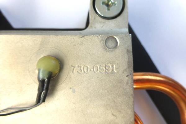 Preview: Kuehler CPU 730-0591 Prozessor mit Sensor iMac 21 Zoll A1311 2009 Original Ersatzteil Detailbild eins