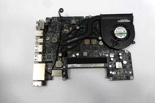 LogicBoard 820-2879-B Mainboard Core2Duo 2.4 GHz MacBook Pro 13 Zoll A1278 2010 Original Ersatzteil zweite Ansicht