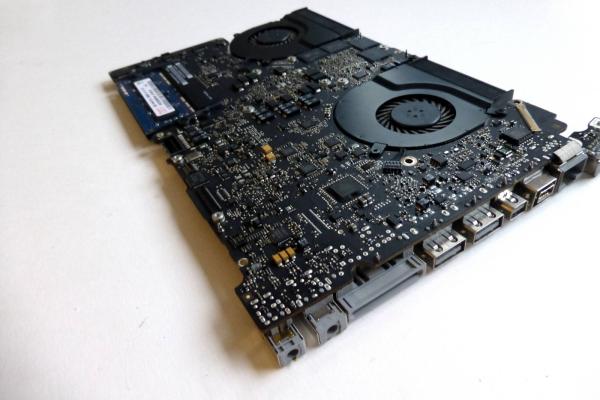 Preview: LogicBoard 820-2915-B 661-5850 661-5852 661-5853 661-6080 661-6081 661-6082 661-6160 661-6161 661-6162 Mainboard i7 2.2GHz 15 Zoll A1286 2011 Original Ersatzteil Detailbild eins