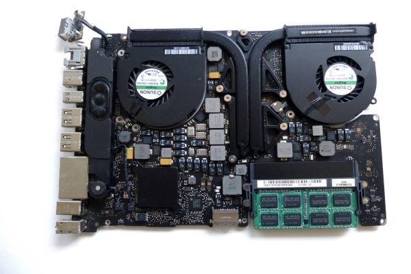 Preview: LogicBoard 820-2915-B 661-5850 661-5852 661-5853 661-6080 661-6081 661-6082 661-6160 661-6161 661-6162 Mainboard i7 2.2GHz 1GB VRAM 15 Zoll A1286 2011 Original Ersatzteil zweite Ansicht