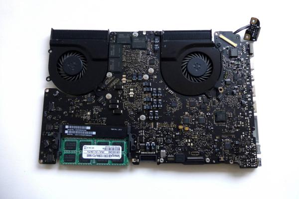 LogicBoard 820-2915-B 661-5850 661-5852 661-5853 661-6080 661-6081 661-6082 661-6160 661-6161 661-6162 Mainboard i7 2.2GHz 1GB VRAM 15 Zoll A1286 2011 Original Ersatzteil Hauptansicht