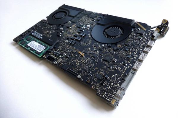 Preview: LogicBoard 820-2915-B 661-5850 661-5852 661-5853 661-6080 661-6081 661-6082 661-6160 661-6161 661-6162 Mainboard i7 2.2GHz 1GB VRAM 15 Zoll A1286 2011 Original Ersatzteil Detailbild eins