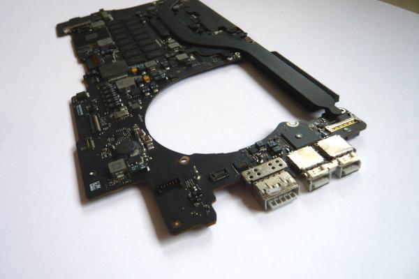 Logicboard 820-3332-A MacBook Pro 15 inch Retina A1398 2012 early 2013 2.3 GHz i7 16 GB sparepart detail image one
