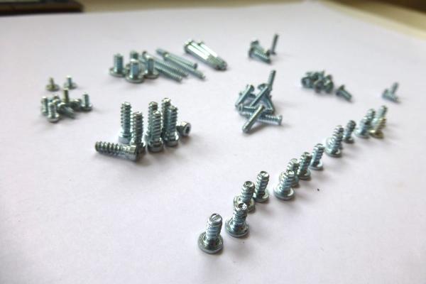 Preview: Schrauben Set iMac 20 Zoll A1224 2007 2008 2009 Original Ersatzteil Detailbild eins