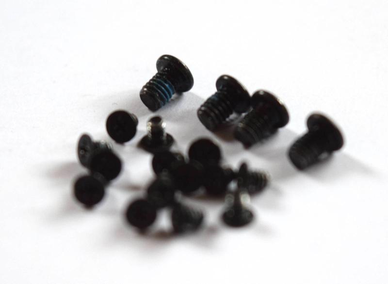 Display Schrauben MacBook Air 13 Zoll A1237 A1304 Ersatzteil Detailbild eins