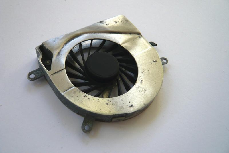 Luefter rechts 922-7954 MacBook Pro A1212 A1229 A1261 17 Zoll Original Ersatzteil Detailbild eins