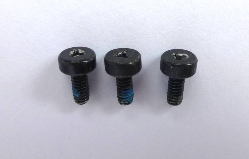 Battery Screws Original Apple MacBook 17 inch A1297 2009 2010 2011 sparepart detail image one