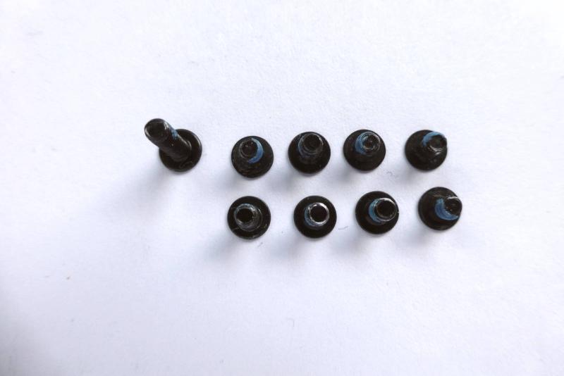 Schrauben Akku Original Apple MacBook Air 13 Zoll A1237 A1304 Ersatzteil Detailbild eins